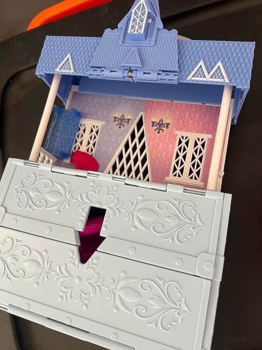 Disney frozen Blue and Pink Fold-Open Dollhouse Storage Case with accessories